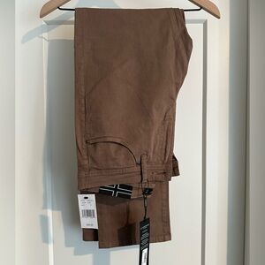 Liverpool Regent relaxed straight chinos in size 31x32, color cub.